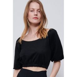 Krótka bluzka hiszpanka - Czarny. Czarne bluzki damskie Reserved, s, bez wzorów, bez kołnierzyka, z krótkim rękawem. W wyprzedaży za 19,99 zł.