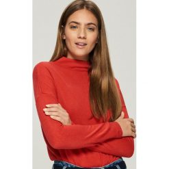 Gładki sweter basic - Czerwony. Czerwone swetry klasyczne damskie marki Sinsay, l. Za 49,99 zł.