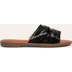 Answear - Klapki Ideal Shoes. Czarne klapki damskie ANSWEAR, bez wzorów, z gumy, bez obcasa, na obcasie. W wyprzedaży za 59,90 zł.