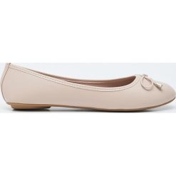 Baleriny - Różowy. Różowe baleriny damskie Sinsay, bez wzorów, bez obcasa. Za 19,99 zł.