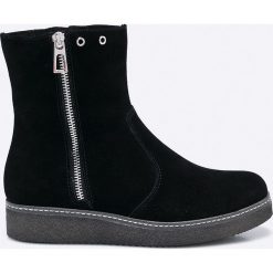 Caprice - Botki. Czarne buty zimowe damskie marki Caprice, z gumy, z okrągłym noskiem, na obcasie. W wyprzedaży za 199,90 zł.