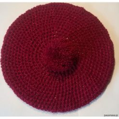 Unikatowy beret z pomponem. Czerwone berety damskie Pakamera, bez wzorów. Za 150,00 zł.