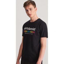 T-shirt z nadrukiem Polaroid - Czarny. Czarne t-shirty męskie Reserved, s, z nadrukiem. Za 59,99 zł.
