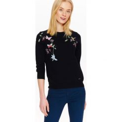 Swetry klasyczne damskie: SWETER Z HAFTEM
