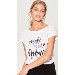 Koszulka z połyskującym napisem - Biały. Białe t-shirty damskie Mohito, l, z napisami. Za 39,99 zł.