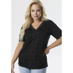Czarna Bluzka Celaphonos. Czarne bluzki damskie Born2be, xl, w koronkowe wzory, z dzianiny, bez kołnierzyka, z krótkim rękawem. Za 49,99 zł.