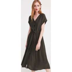 Sukienka midi z wiskozy - Khaki. Brązowe sukienki damskie Reserved, bez wzorów, z wiskozy, bez kołnierzyka, bez rękawów, midi. Za 139,99 zł.