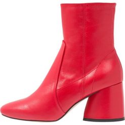Intentionally Blank LUCK Botki red. Czerwone botki damskie skórzane Intentionally Blank, klasyczne. Za 899,00 zł.