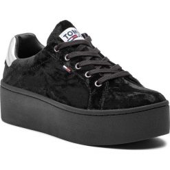 Sneakersy TOMMY JEANS - Crush Velvet Sneaker EN0EN00506 Black 990. Czarne sneakersy damskie Tommy Jeans, z jeansu. Za 399,00 zł.
