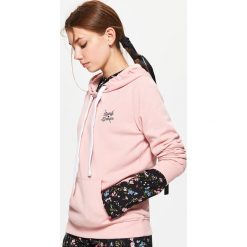 Bluza z kapturem - Różowy. Różowe bluzy damskie Cropp, s, bez wzorów, bez rękawów, z kapturem. Za 79,99 zł.