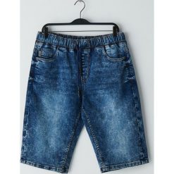 Jeansowe szorty jogger - Granatowy. Niebieskie spodenki i szorty męskie Cropp, bez wzorów, z jeansu. W wyprzedaży za 62,99 zł.