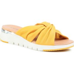 Klapki CAPRICE - 9-27203-34 Sunflower Soft 620. Żółte klapki damskie Caprice, bez wzorów, ze skóry, bez obcasa, na obcasie. Za 239,00 zł.
