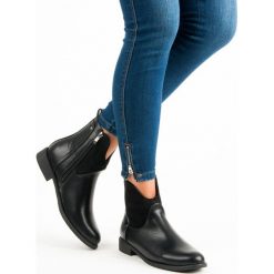 STYLOWE BOTKI DAMSKIE. Czarne botki damskie marki FILIPPO, eleganckie, bez obcasa, bez zapięcia. Za 129,90 zł.