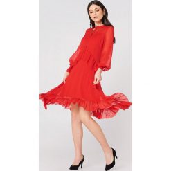 NA-KD Boho Sukienka z falbanką - Red. Czerwone długie sukienki marki NA-KD Boho, boho, z falbankami, z długim rękawem. W wyprzedaży za 101,48 zł.