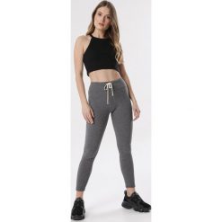 Ciemnoszare Legginsy Kallikea. Szare legginsy sportowe damskie Born2be, s, z aplikacjami, z dzianiny, z podwyższonym stanem, na fitness i siłownię. Za 39,99 zł.
