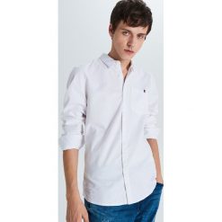 Koszula slim z kieszenią - Biały. Białe koszule męskie Cropp, s, bez wzorów, bez kołnierzyka, bez rękawów. Za 79,99 zł.