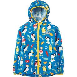 Kurtka przeciwdeszczowa "Puddle" w kolorze niebieskim ze wzorem. Niebieskie kurtki niemowlęce Frugi, bez wzorów, bez kaptura. W wyprzedaży za 87,95 zł.