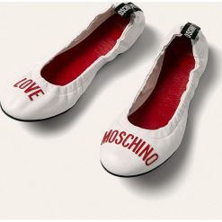 Love Moschino - Baleriny. Białe baleriny damskie Love Moschino, bez wzorów, ze skóry, bez obcasa, na obcasie. Za 699,90 zł.