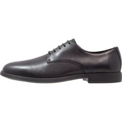 Camper TRUMAN Oksfordki black. Czarne buty wizytowe męskie marki Camper, bez wzorów, ze skóry, eleganckie, na sznurówki. W wyprzedaży za 367,20 zł.