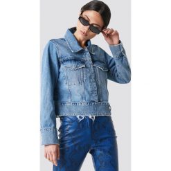 NA-KD Trend Krótka kurtka jeansowa - Blue. Niebieskie kurtki damskie marki NA-KD Trend, bez wzorów, z jeansu, krótkie, bez kaptura. Za 283,95 zł.