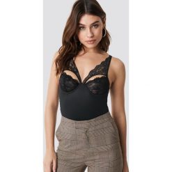 NA-KD Lingerie Koronkowy top Cup Cut Out - Black. Czarne topy damskie marki NA-KD Lingerie, bez wzorów, z koronki, bez kołnierzyka. W wyprzedaży za 40,47 zł.
