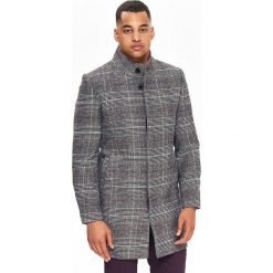 PŁASZCZ MĘSKI ZE STÓJKĄ W KRATĘ. Szare płaszcze męskie marki Top Secret, na zimę, xxl, z wełny, eleganckie. W wyprzedaży za 119,99 zł.