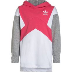 Adidas Originals HOODIE Bluza z kapturem real pink/white/medium grey heather. Czerwone bluzy chłopięce marki adidas Originals, z bawełny, z kapturem. W wyprzedaży za 206,10 zł.
