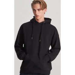 Gładka bluza z kapturem - Czarny. Czarne bluzy męskie Reserved, s, bez wzorów, z kapturem, bez rękawów, z kapturem. Za 89,99 zł.
