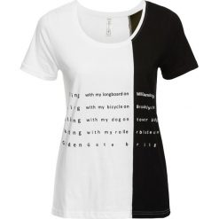 T-shirt bonprix biało-czarny. Białe t-shirty damskie bonprix, z napisami. Za 34,99 zł.