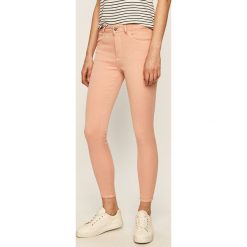Wrangler - Jeansy Body Bespoke. Różowe jeansy damskie Wrangler, bez wzorów, z elastanu. W wyprzedaży za 229,90 zł.