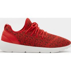 Buty sportowe męskie: Czerwone buty sportowe z technicznego materiału