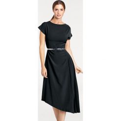 Sukienka w kolorze czarnym. Czarne sukienki damskie Heine, w paski, z asymetrycznym kołnierzem, bez rękawów, midi, asymetryczne. W wyprzedaży za 175,95 zł.