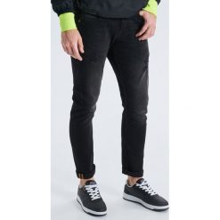 Jeansy Comfort z paskiem - Czarny. Czarne jeansy męskie marki Cropp, m, bez wzorów. Za 139,99 zł.