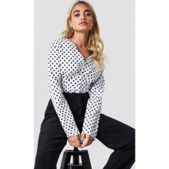 NA-KD Trend Bluzka z guzikami - White. Białe bluzki damskie marki NA-KD Trend, bez wzorów, bez kołnierzyka, z długim rękawem. Za 141,95 zł.