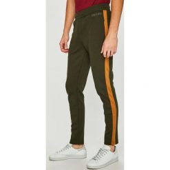 Jack & Jones - Spodnie. Zielone spodnie męskie Jack & Jones, na co dzień, s, bez wzorów, z bawełny, casualowe. W wyprzedaży za 89,90 zł.