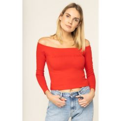 Bluzka Calvin Klein Jeans Bardot Institutional J20J212920. Czerwone bluzki damskie Calvin Klein Jeans, l, bez wzorów, z elastanu, bez kołnierzyka, bez rękawów. W wyprzedaży za 149,00 zł.