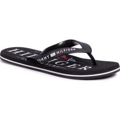 Japonki TOMMY HILFIGER - Nautical Print Beach Sandal FM0FM02699 Black BDS. Czarne klapki męskie TOMMY HILFIGER, z tworzywa sztucznego, bez zapięcia. W wyprzedaży za 109,00 zł.