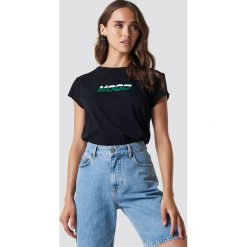 NA-KD T-shirt z surowym wykończeniem Mood - Black. Zielone t-shirty damskie marki Emilie Briting x NA-KD, l. Za 72,95 zł.