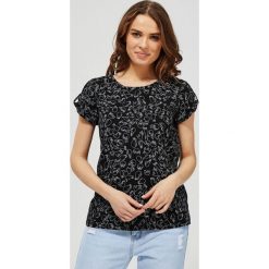 Bawełniany t-shirt z nadrukiem. Czarne bluzki damskie Moodo, xxl, z nadrukiem, z bawełny, klasyczne, z okrągłym kołnierzem, z krótkim rękawem. Za 39,99 zł.