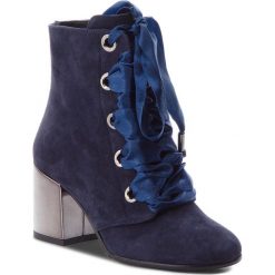 Botki BALDOWSKI - W00534-4264-002 Zamsz Granat Top Blue. Niebieskie topy damskie Baldowski, bez wzorów, ze skóry, bez kołnierzyka. W wyprzedaży za 369,00 zł.