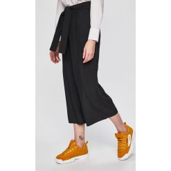 Calvin Klein Jeans - Spodnie. Czarne spodnie damskie Calvin Klein Jeans, z poliesteru. W wyprzedaży za 299,90 zł.
