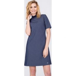 Elegancka granatowa sukienka z kołnierzykiem QUIOSQUE. Żółte sukienki balowe QUIOSQUE, na co dzień, z tkaniny, trapezowe. W wyprzedaży za 59,99 zł.