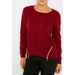 Sweter w kolorze czerwonym. Czerwone swetry damskie Jacqueline Riu, bez wzorów, ze splotem, klasyczne, bez rękawów, bez kaptura. W wyprzedaży za 89,95 zł.
