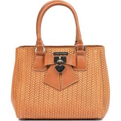 Skórzana torebka w kolorze jasnobrązowym - (S)28 x (W)22 x (G)13,5 cm. Pomarańczowe torebki klasyczne damskie Black Friday Bags, w paski, ze skóry, przez ramię, bez dodatków. W wyprzedaży za 219,95 zł.