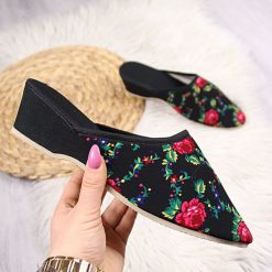 Laczki damskie domowe na klinie w kwiaty czarne Eliza. Czarne klapki damskie w kwiaty. Za 29,99 zł.