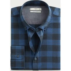 Mango Man - Koszula Claude. Niebieskie koszule męskie Mango Man, xs, bez wzorów, z bawełny, casualowe, button down, z długim rękawem. W wyprzedaży za 69,90 zł.