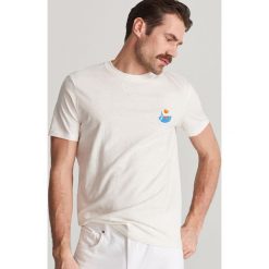 Bawełniany T-shirt z haftem - Kremowy. Białe t-shirty męskie Reserved, s, z haftami, z bawełny, bez kołnierzyka. Za 49,99 zł.