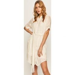 Desigual - Sukienka. Białe sukienki damskie Desigual, na co dzień, s, bez wzorów, z bawełny, casualowe, bez kołnierzyka, z krótkim rękawem, krótkie, mini, proste. W wyprzedaży za 449,90 zł.