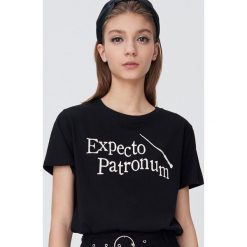 Koszulka Harry Potter - Czarny. Czarne koszulki damskie Sinsay, s, bez wzorów, bez kołnierzyka, bez rękawów. Za 29,99 zł.