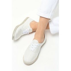 Białe Tenisówki Yanna. Białe trampki i tenisówki damskie Born2be, bez wzorów, bez zapięcia. W wyprzedaży za 39,99 zł.